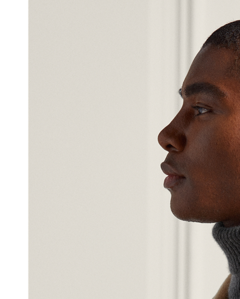 Tailored by hand in Italy, the Kent topcoat features a lightweight construction and a roped shoulder. This version showcases Purple Label's sartorial excellence through its double-faced wool fabric, which was custom-developed and delicately brushed to achieve exceptional softness.