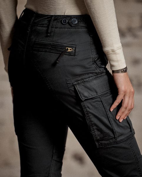 Skinny-fitting cargo trousers made from stretch cotton twill. Garment-dyed and washed. Articulated knees for ease of movement. Cargo pockets with an additional side entry.