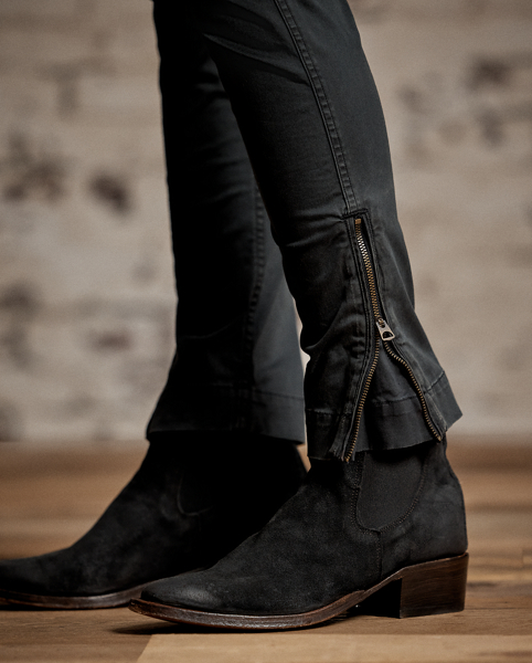 Skinny-fitting cargo trousers made from stretch cotton twill. Garment-dyed and washed. Articulated knees for ease of movement. Cargo pockets with an additional side entry.