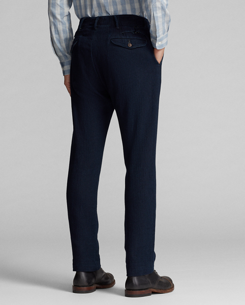 Trim-fitting trousers with a straight leg. Made with Japanese cotton herringbone, which is yarn-dyed with indigo. Side adjusters. Button fly. Corozo buttons.