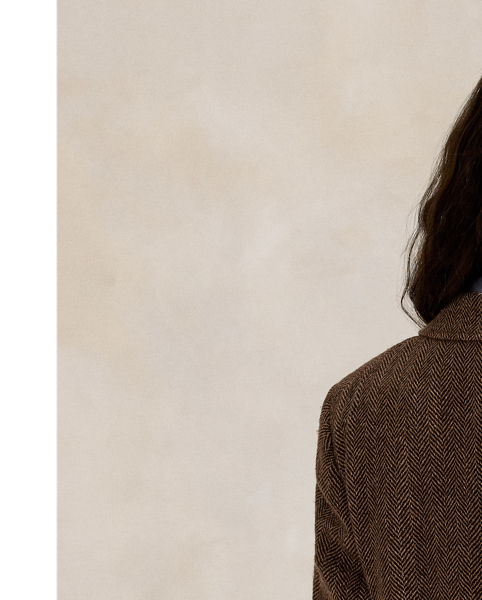 Featuring a timeless herringbone pattern, this blazer is masterfully crafted in Portugal with a luxe blend of Italian-spun yarn. A sophisticated staple, it's enhanced with traditional tailoring details, including waist darts and princess seams.