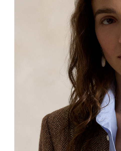 Featuring a timeless herringbone pattern, this blazer is masterfully crafted in Portugal with a luxe blend of Italian-spun yarn. A sophisticated staple, it's enhanced with traditional tailoring details, including waist darts and princess seams.