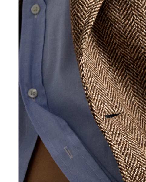 Featuring a timeless herringbone pattern, this blazer is masterfully crafted in Portugal with a luxe blend of Italian-spun yarn. A sophisticated staple, it's enhanced with traditional tailoring details, including waist darts and princess seams.