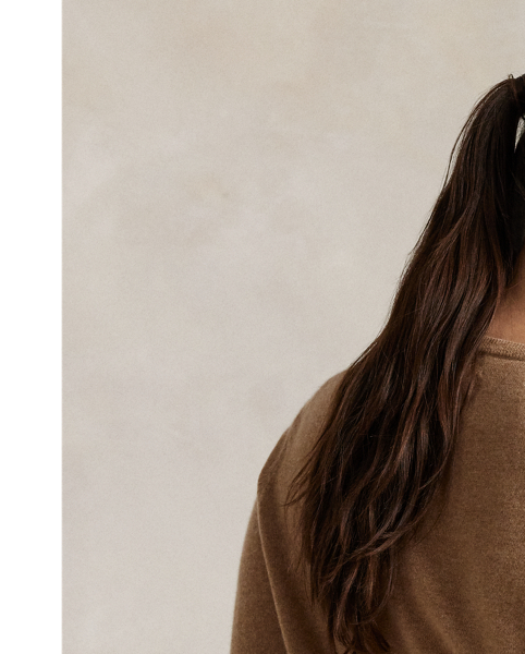 This luxurious iteration of the classic cardigan is crafted from pure, lightweight cashmere, which is ideal for year-round wear.