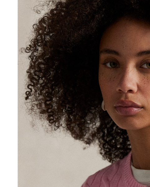 Cable-knit with pure cotton, this slim crewneck cardigan is finished with the signature embroidered Pony on the chest.