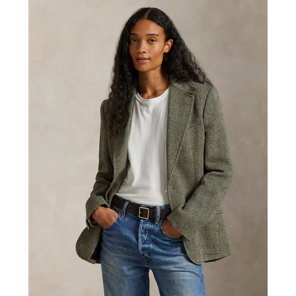 Featuring a timeless herringbone pattern, this blazer is masterfully crafted in Portugal with a luxe blend of Italian-spun yarn. A sophisticated staple, it's enhanced with traditional tailoring details, including waist darts and princess seams.