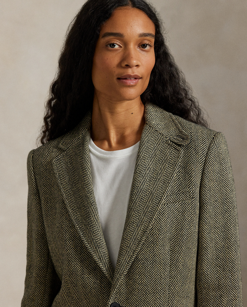 Featuring a timeless herringbone pattern, this blazer is masterfully crafted in Portugal with a luxe blend of Italian-spun yarn. A sophisticated staple, it's enhanced with traditional tailoring details, including waist darts and princess seams.
