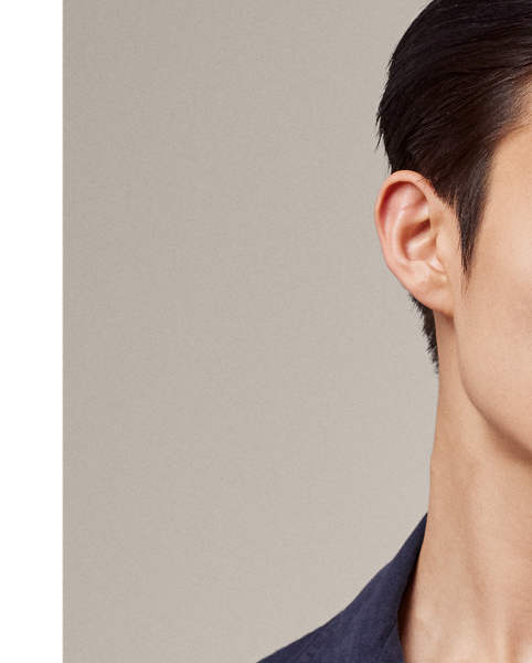 This pyjama set is tailored in Italy using premium linen. Detailed with genuine mother-of-pearl buttons, it is embroidered with Purple Label's signature Art Deco-inspired monogram on the shirt and the coordinating travel pouch.