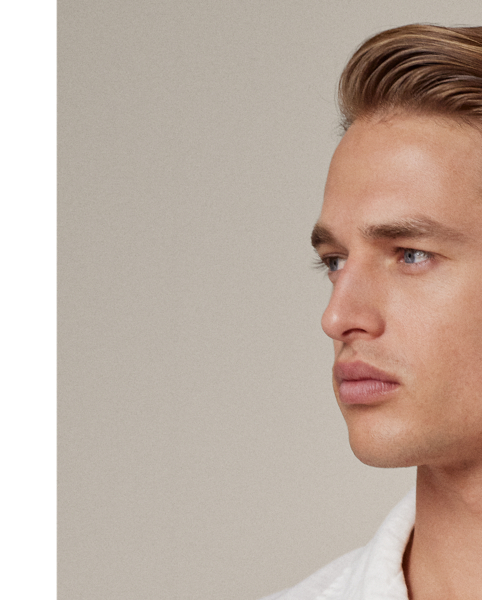 This pyjama set is tailored in Italy using premium linen. Detailed with genuine mother-of-pearl buttons, it is embroidered with Purple Label's signature Art Deco-inspired monogram on the shirt and the coordinating travel pouch.