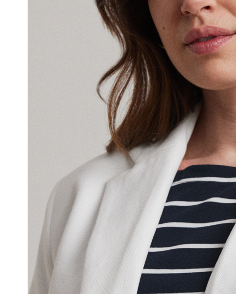 This chic jacquard blazer embodies Lauren style with a signature bullion patch on the chest and luxurious crest-embossed buttons.