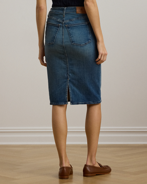 Made from soft denim with a hint of stretch, this classic five-pocket denim skirt is a versatile, season-spanning essential.