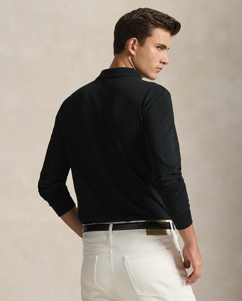 An American style standard since 1972, the Polo shirt has been imitated but never matched. Over the decades, Ralph Lauren Lauren has re-imagined his signature style in a wide array of colours and fits, yet all retain the quality and attention to detail of the iconic original. This version is cut slim through the body and washed for added softness.