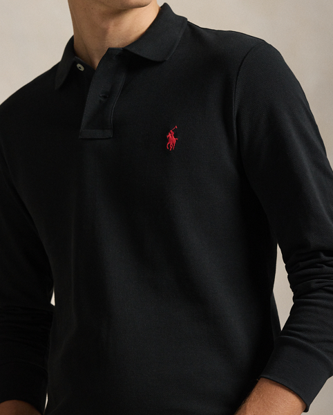 An American style standard since 1972, the Polo shirt has been imitated but never matched. Over the decades, Ralph Lauren Lauren has re-imagined his signature style in a wide array of colours and fits, yet all retain the quality and attention to detail of the iconic original. This version is cut slim through the body and washed for added softness.