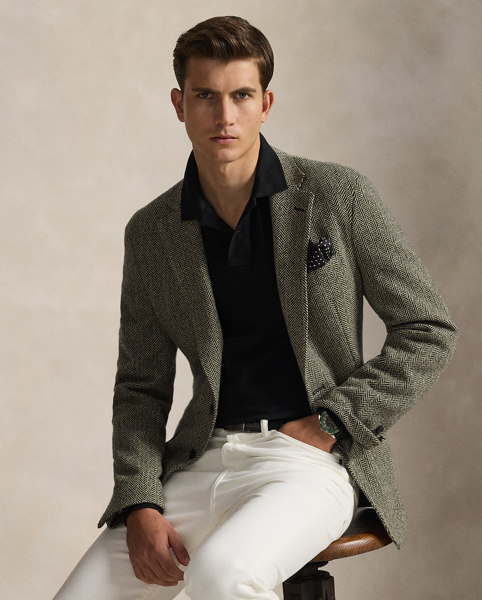 An American style standard since 1972, the Polo shirt has been imitated but never matched. Over the decades, Ralph Lauren Lauren has re-imagined his signature style in a wide array of colours and fits, yet all retain the quality and attention to detail of the iconic original. This version is cut slim through the body and washed for added softness.