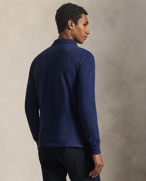 An American style standard since 1972, the Polo shirt has been imitated but never matched. Over the decades, Ralph Lauren Lauren has re-imagined his signature style in a wide array of colours and fits, yet all retain the quality and attention to detail of the iconic original. This version is cut slim through the body and washed for added softness.