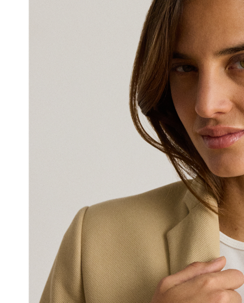 This chic jacquard blazer embodies Lauren style with a signature bullion patch on the chest and luxurious crest-embossed buttons.