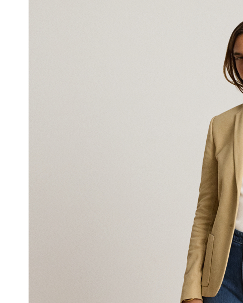 This chic jacquard blazer embodies Lauren style with a signature bullion patch on the chest and luxurious crest-embossed buttons.