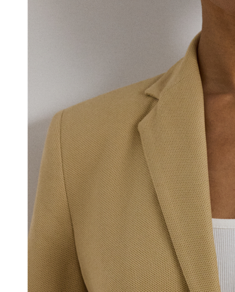 This chic jacquard blazer embodies Lauren style with a signature bullion patch on the chest and luxurious crest-embossed buttons.