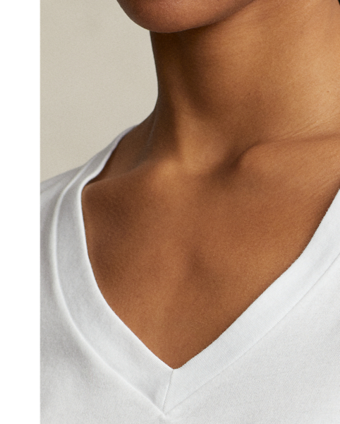 Crafted with cotton jersey that has been washed for added softness, this essential V-neck tee gets an iconic update with our meticulously embroidered Pony on the left chest.