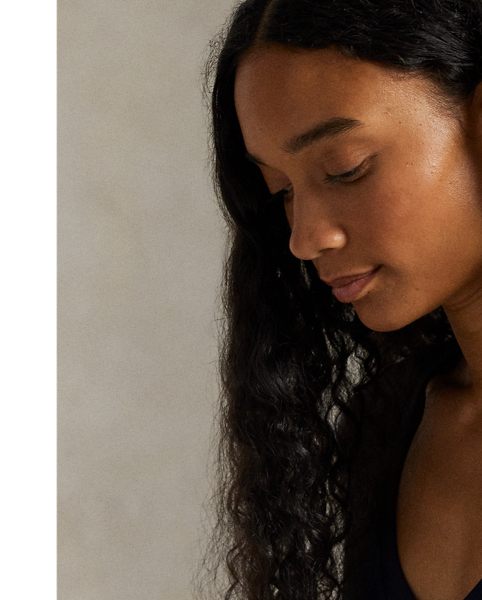 Crafted with cotton jersey that has been washed for added softness, this essential V-neck tee gets an iconic update with our meticulously embroidered Pony on the left chest.