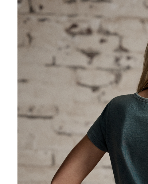 Made with cotton-and-linen fabric. Accented with a patch pocket on the left chest.