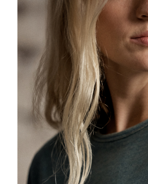 Made with cotton-and-linen fabric. Accented with a patch pocket on the left chest.