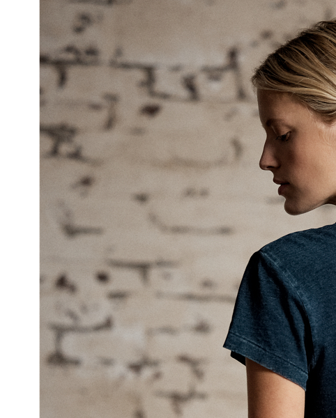 Made with cotton-and-linen fabric. Accented with a patch pocket on the left chest.