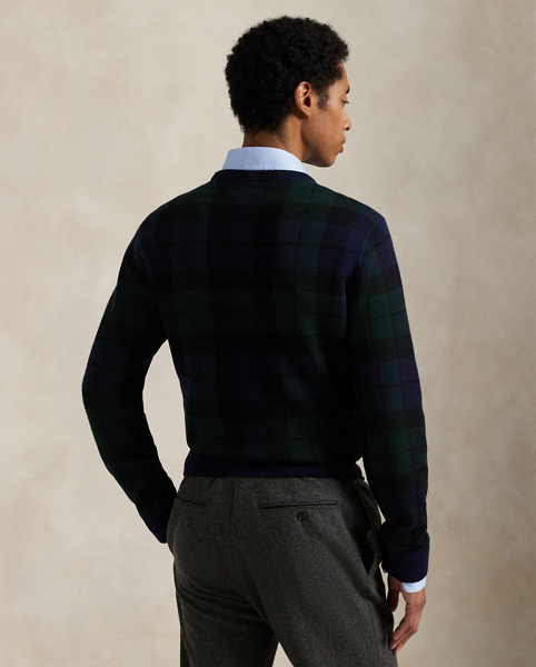 This jumper's lightweight wool yarn is worsted for durability and a fine, smooth texture. It features a plaid pattern inspired by traditional Scottish motifs as well as our signature embroidered Pony.