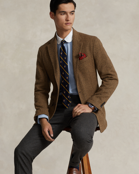 In our signature oxford cloth, this shirt achieves a polished Polo look with its contrasting club collar and genuine mother-of-pearl buttons.