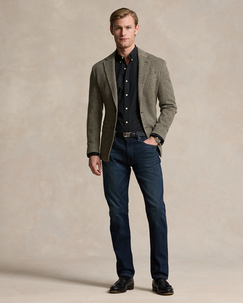 This shirt's poplin fabric combines soft, breathable cotton with extra stretch for added comfort.