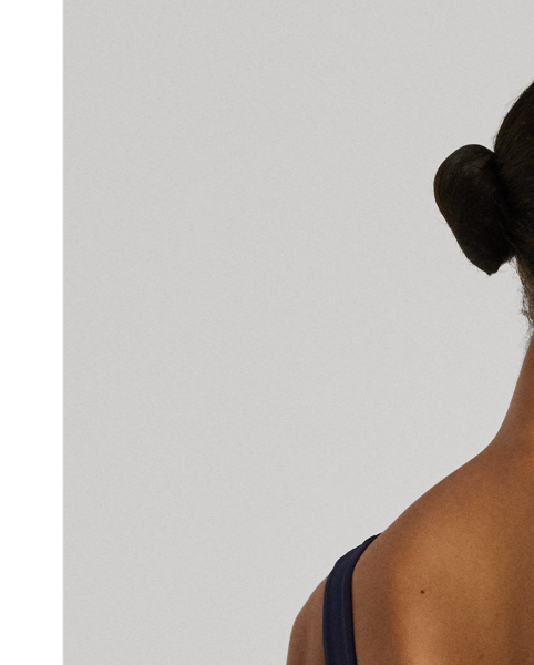 With adjustable straps to ensure the perfect fit, this bikini top is characterised by a deep V-neck and a two-tone design.