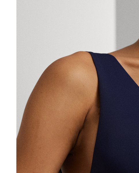 With adjustable straps to ensure the perfect fit, this bikini top is characterised by a deep V-neck and a two-tone design.