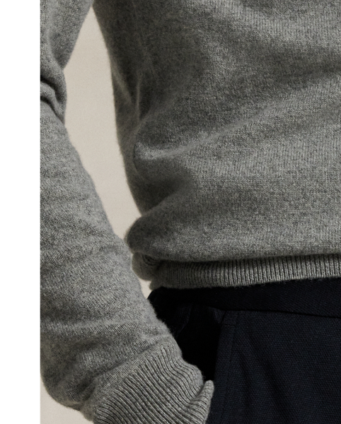 Made with a custom-developed mesh fabric, these pleated trousers combine the comfort of sportswear with the sophisticated look of Polo tailoring.