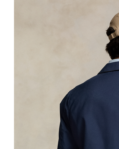 This lightweight jacket is designed with a bi-swing construction that allows for ease of movement.