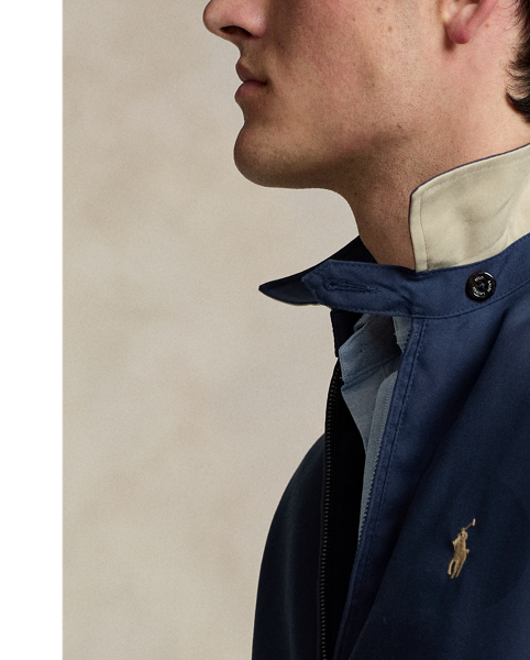 This lightweight jacket is designed with a bi-swing construction that allows for ease of movement.