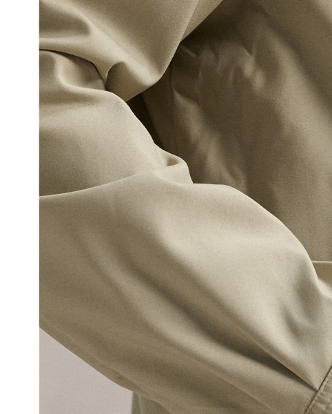 This lightweight jacket is designed with a bi-swing construction that allows for ease of movement.