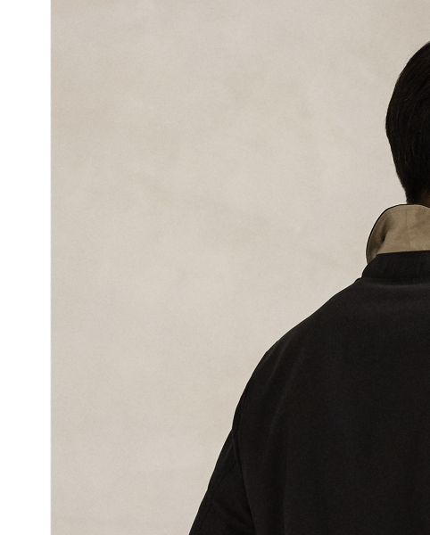 This lightweight jacket is designed with a bi-swing construction that allows for ease of movement.