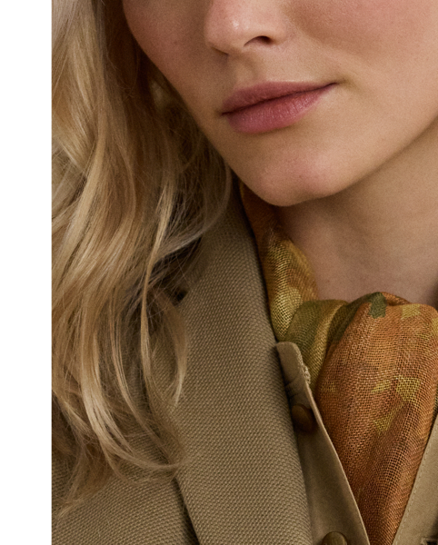 This chic jacquard blazer embodies Lauren style with a signature bullion patch on the chest and luxurious crest-embossed buttons.