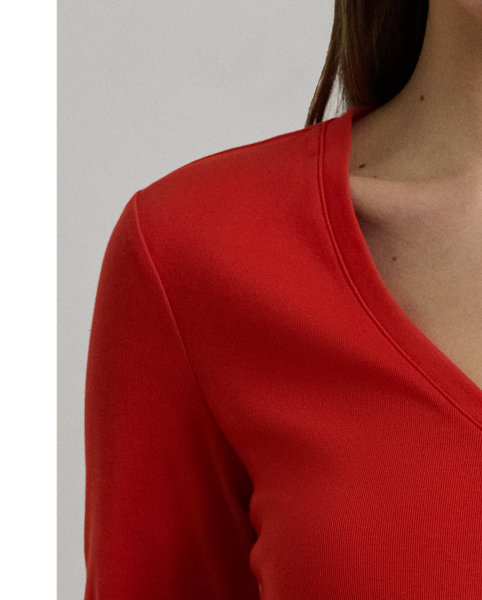 A timeless essential, this V-neck tee with elbow-length sleeves is made with breathable stretch cotton for a soft hand feel. Lauren's signature embroidered logo on the hem completes the look.