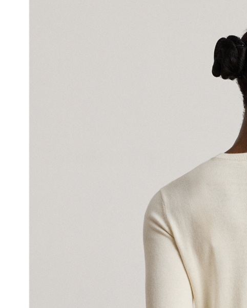 Spun with a soft cotton blend and cut for a body-skimming fit, this crewneck jumper is an enduring essential.