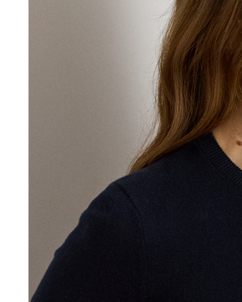 Spun with a soft cotton blend and cut for a body-skimming fit, this crewneck jumper is an enduring essential.