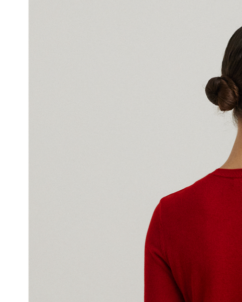 Spun with a soft cotton blend and cut for a body-skimming fit, this crewneck jumper is an enduring essential.