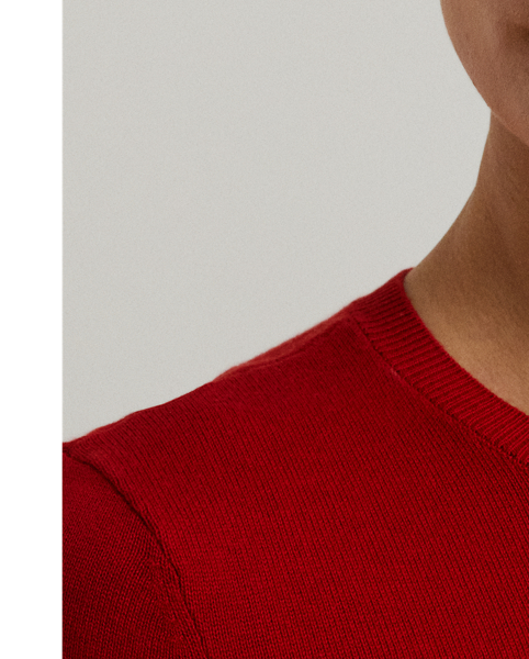 Spun with a soft cotton blend and cut for a body-skimming fit, this crewneck jumper is an enduring essential.