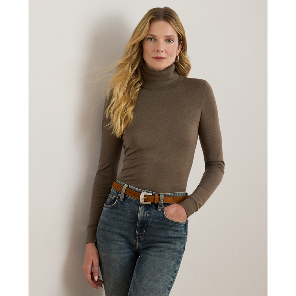 A timeless wardrobe essential, this slim-fitting roll neck jumper is realised in a luxuriously soft silk blend. A dainty “LRL”-engraved plaque on the hem adds signature style.