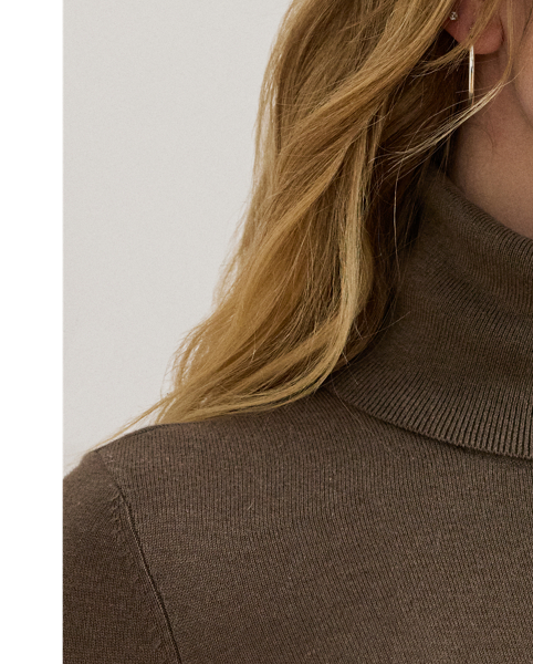 A timeless wardrobe essential, this slim-fitting roll neck jumper is realised in a luxuriously soft silk blend. A dainty “LRL”-engraved plaque on the hem adds signature style.