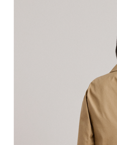 An enduring layering piece, this double-breasted blazer features a relaxed silhouette rendered in lightweight cotton twill for a style that is both refined and effortless. Peak lapels, panel seams and signature horn-effect buttons complete the look.