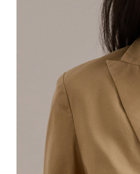 An enduring layering piece, this double-breasted blazer features a relaxed silhouette rendered in lightweight cotton twill for a style that is both refined and effortless. Peak lapels, panel seams and signature horn-effect buttons complete the look.