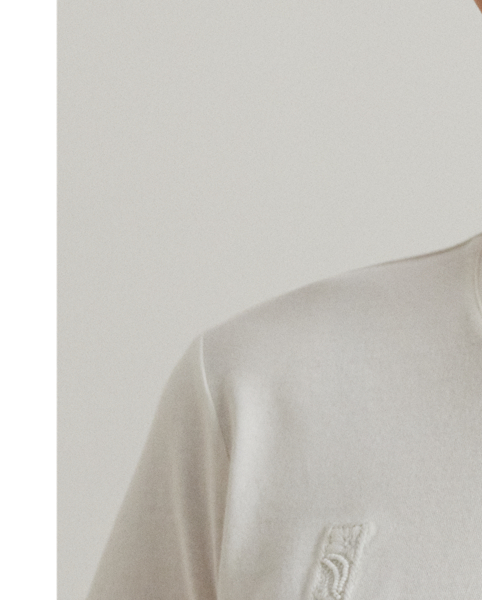 Made with soft cotton jersey, this relaxed-fitting tee displays Lauren's tonal beaded logo at the chest for iconic style.