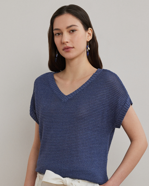 Cut for a relaxed-fitting silhouette, which tapers slightly at the hip, this V-neck jumper's short-sleeve design and lightweight linen-blend fabrication make it a perfect piece for transitional dressing.