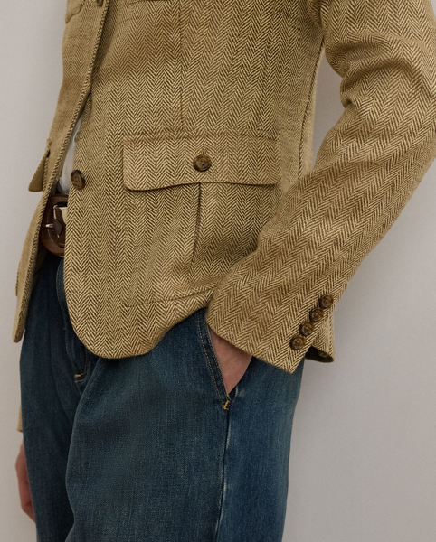 A sophisticated layer, this jacket unites a textured herringbone linen construction with surplus-inspired design elements, including a band collar, signature horn-effect buttons and box-pleated patch pockets.